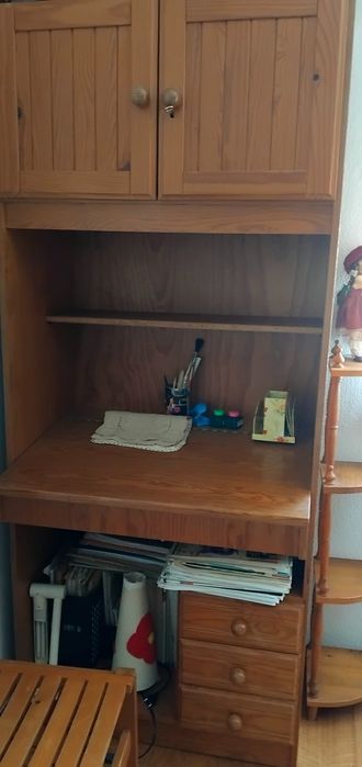 Quarto estúdio em pinho maciço. 2 camas e colchões.