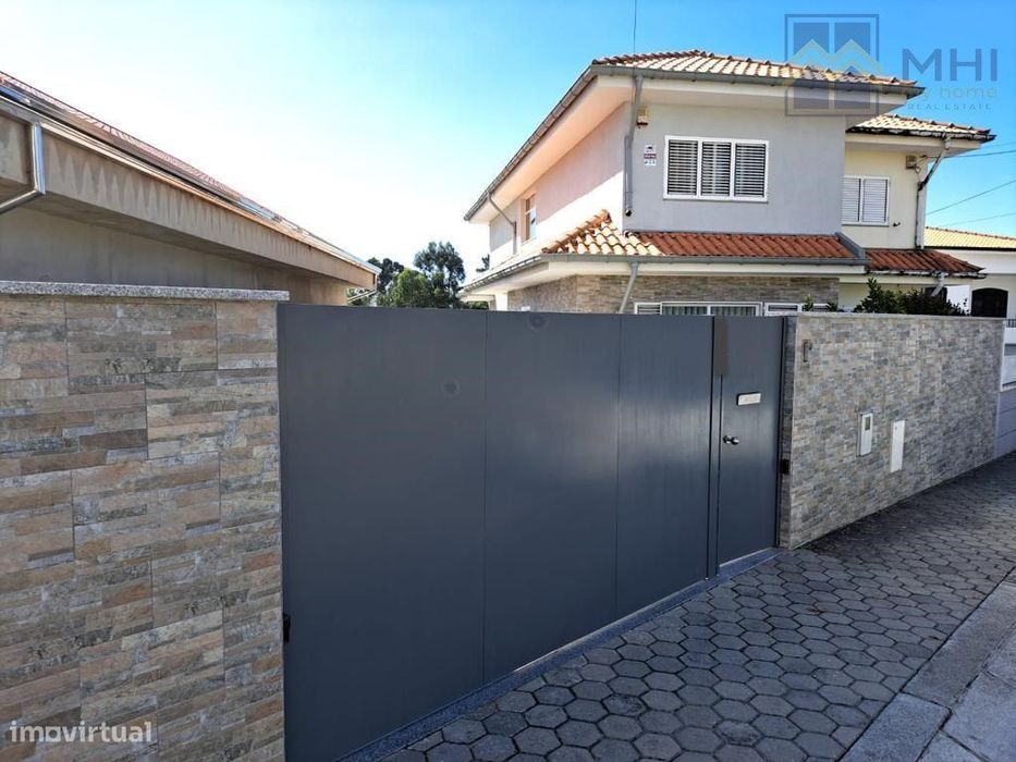 Propriedade com duas casas T2 na Madalena com piscina e a 700 m da ...