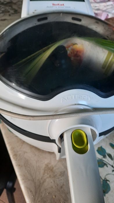 Uma máquina de costura e uma fritadeira
