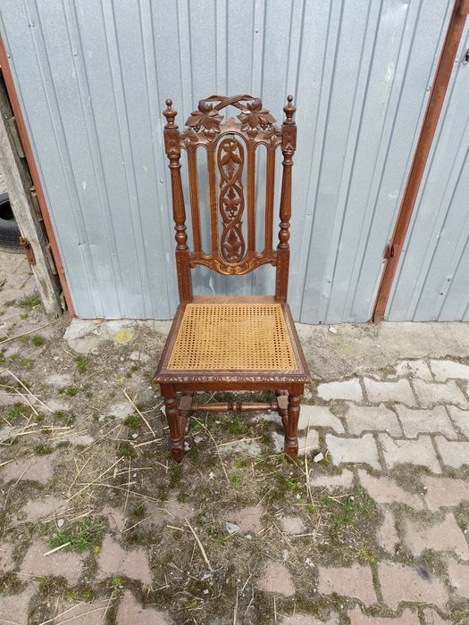 Krzesła rzeźbione