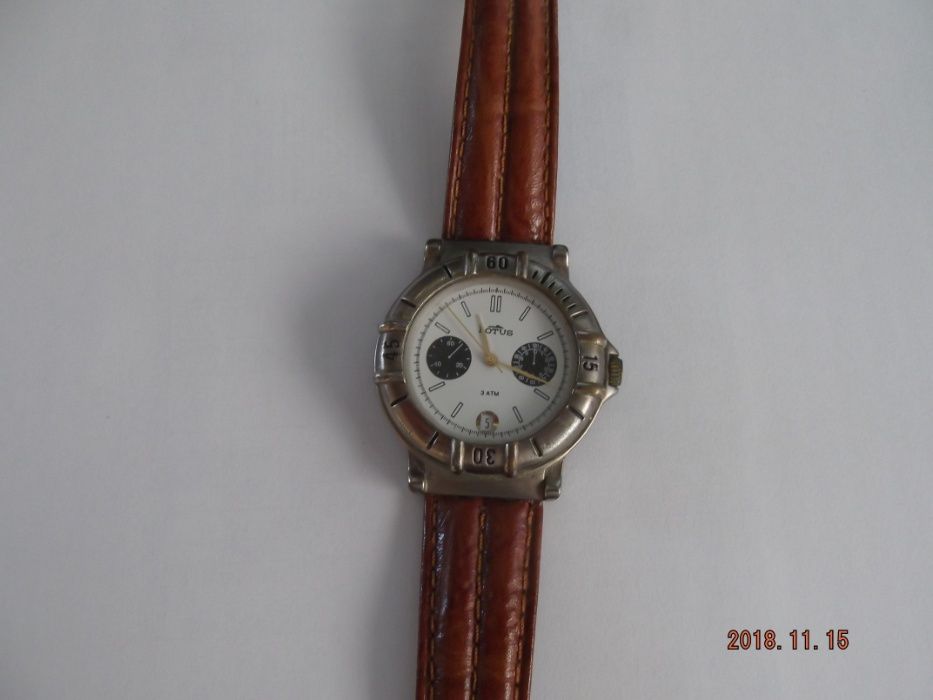 Relógio Lorus de homem, pele castanha