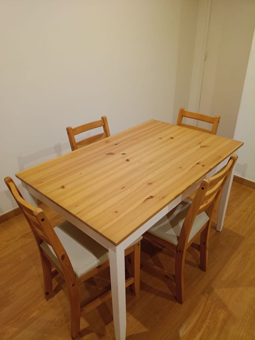 Mesa de jantar e cadeiras