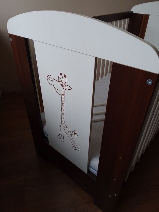 Łóżeczko niemowlęce regulowane Klupś Safari Żyrafka szuflada materac