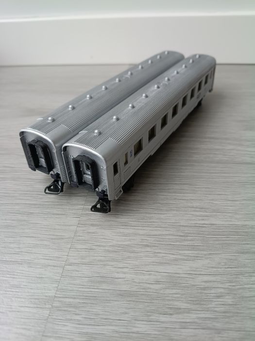 Conjunto 2 carruagens inox com figuras passageiros, H0 1/87