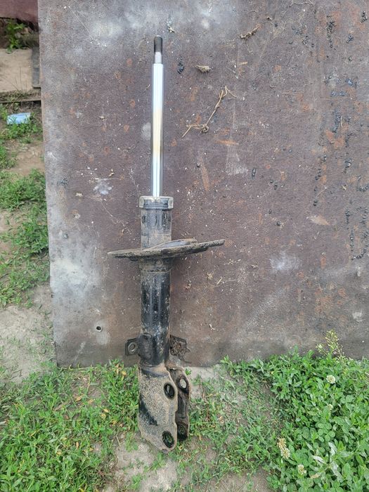 Продам задние бу амортизаторы в хорошем состоянии Toyota camry 50 USA,