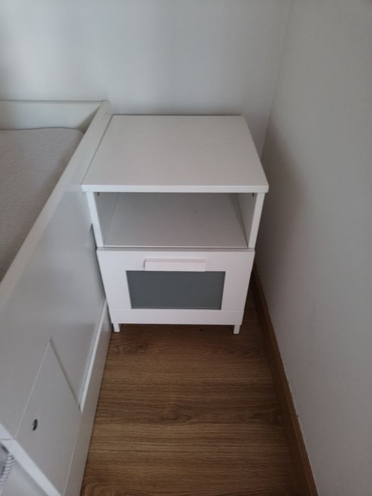 Cama , mesa de cabeceiras e comoda