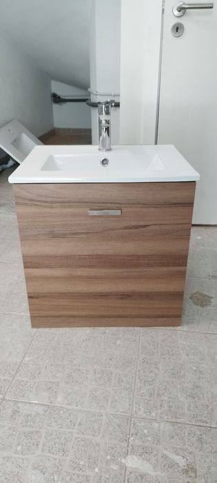 Móvel com lavatório e torneira