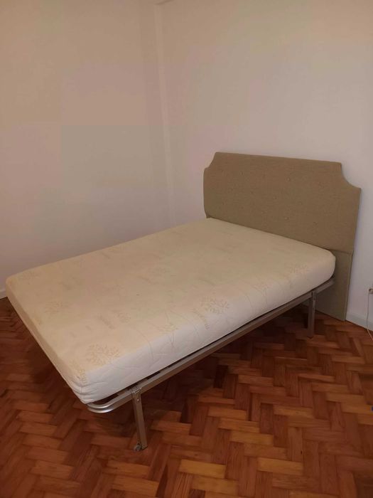 Cama com cabeceira