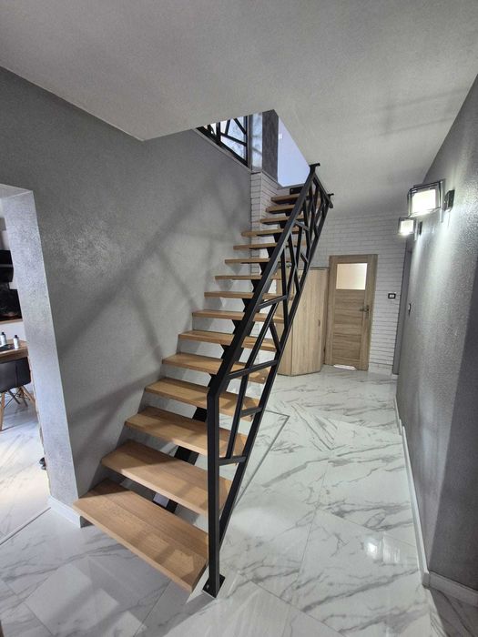 Schody na konstrukcji metalowej