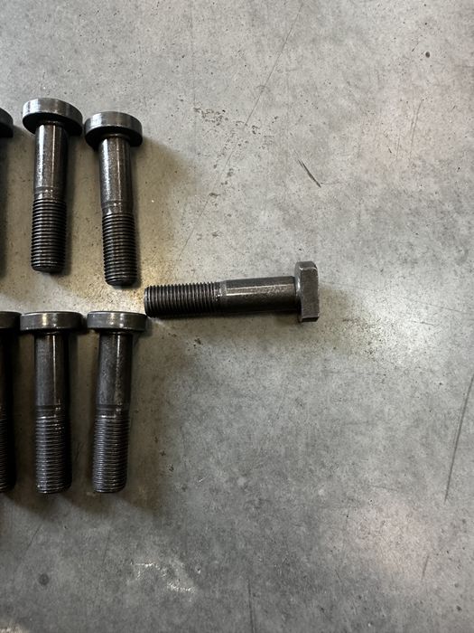 Шпилька задня кріплення колеса спрінтер W906 W907 Sprinter