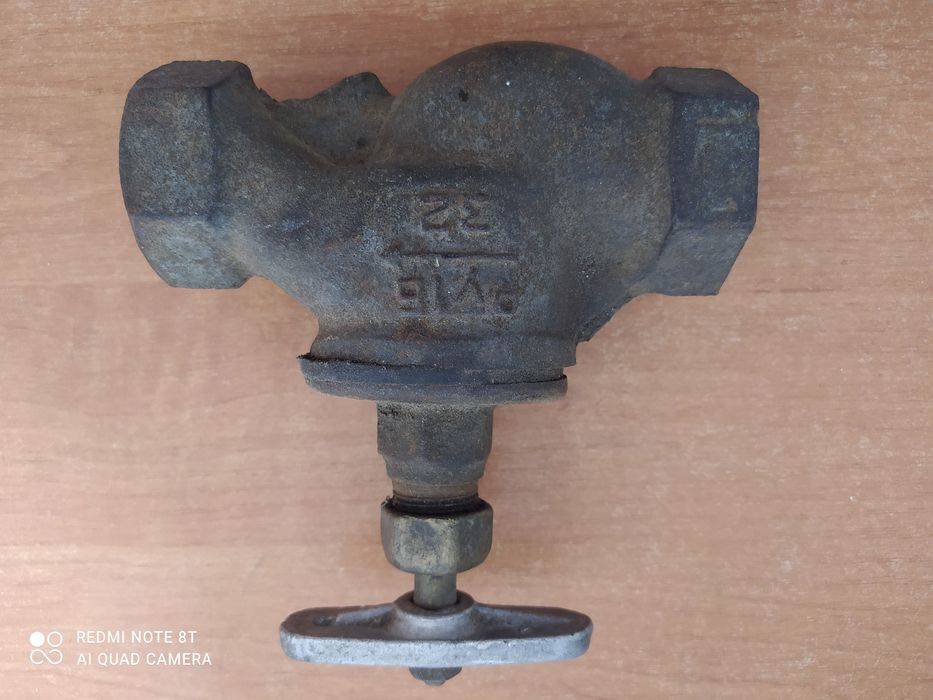 Вентиль чугунный Ду32.