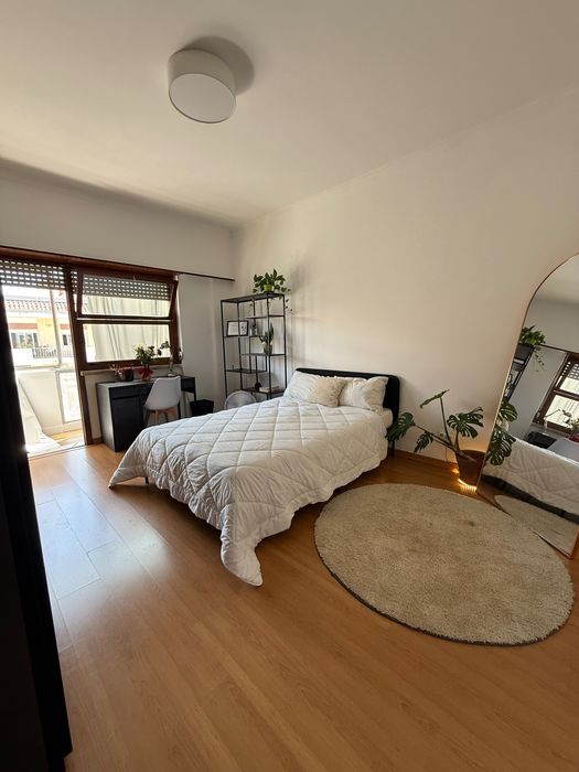 Quarto Privado e Luminoso em Benfica | Apenas Mulheres (Curta Duração)