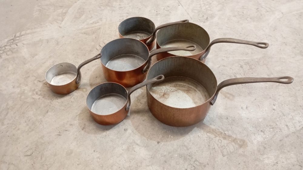 PPanelas antigas banhadas a cobre