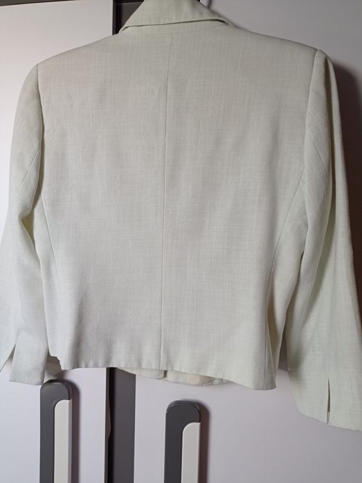 Krótki żakiet na guziki