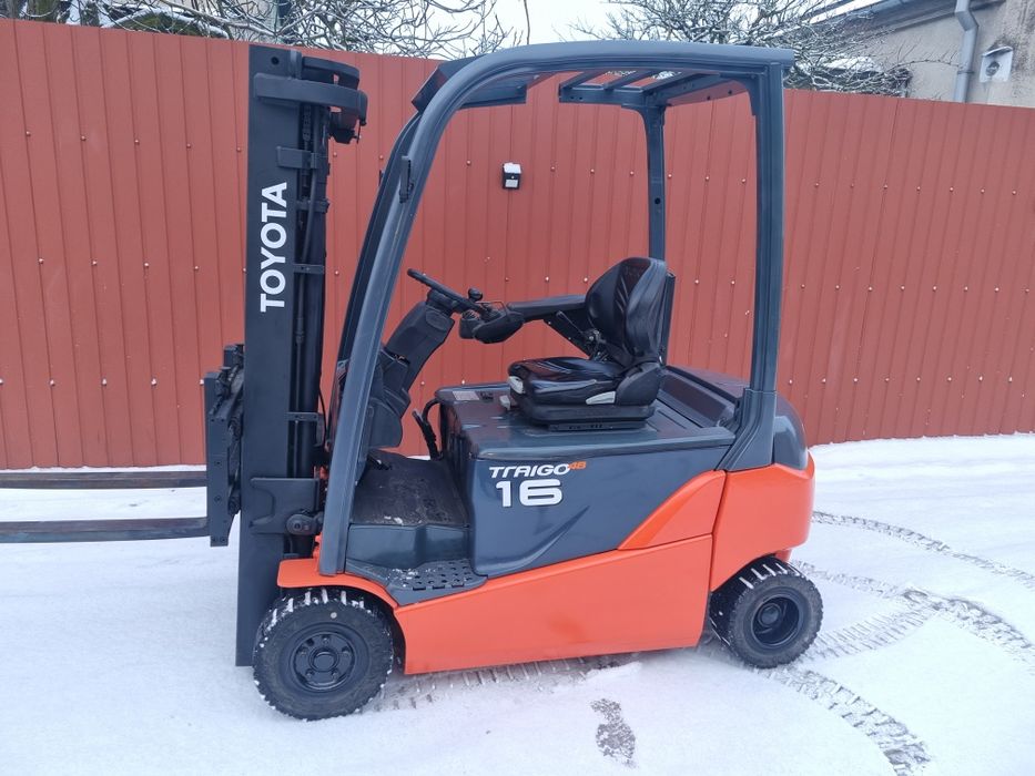Wózek widłowy Toyota elektryczny.