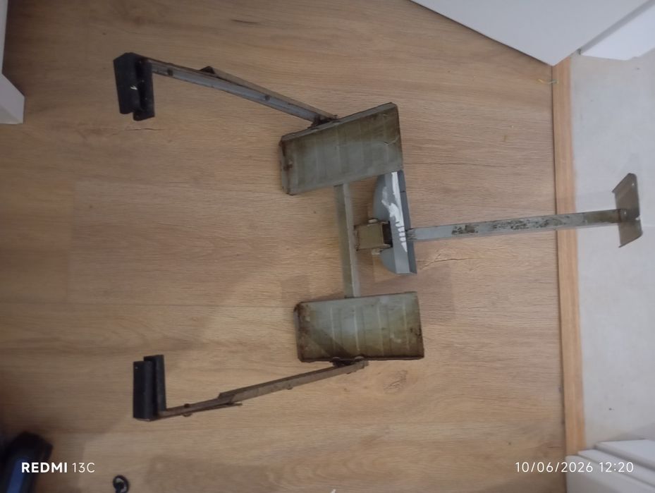 Televisão pequena com suporte de parede