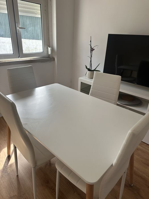 Mesa de jantar  branca 4 lugares como nova