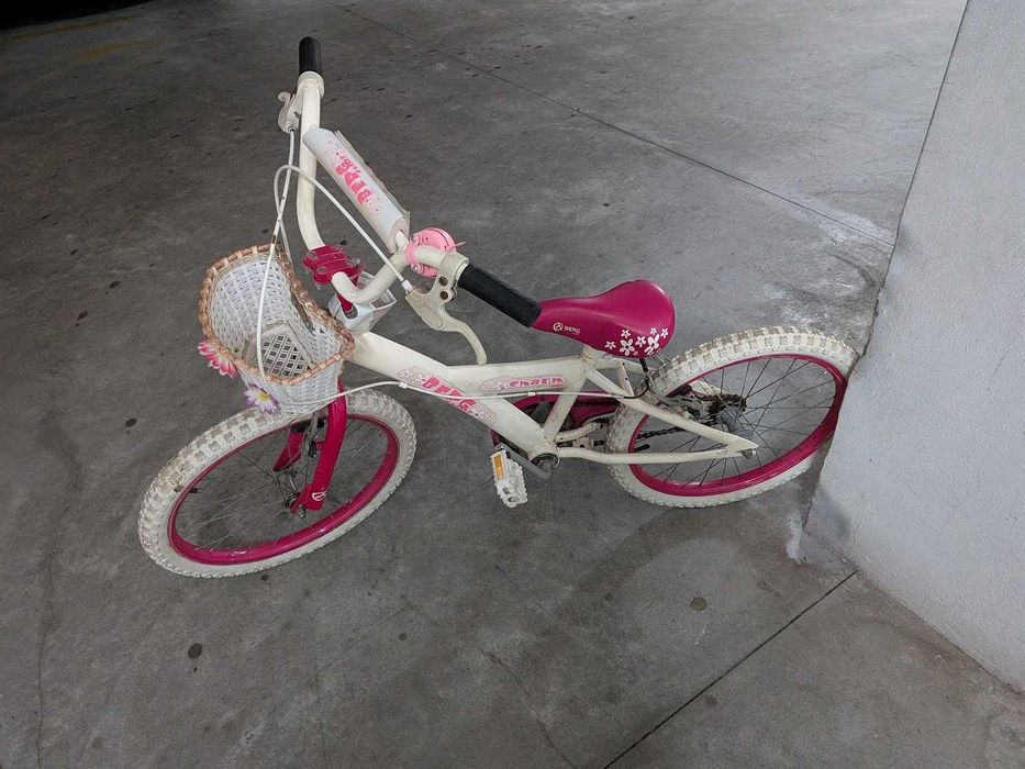 Bicicleta Rosa e Branca de Criança