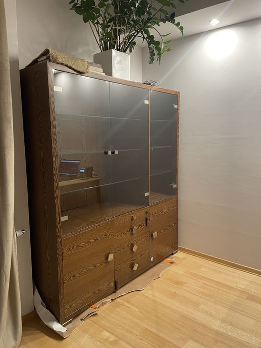 Stylowa witryna / kredens z przeszklonymi drzwiami