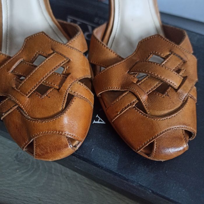 Кожаные босоножки