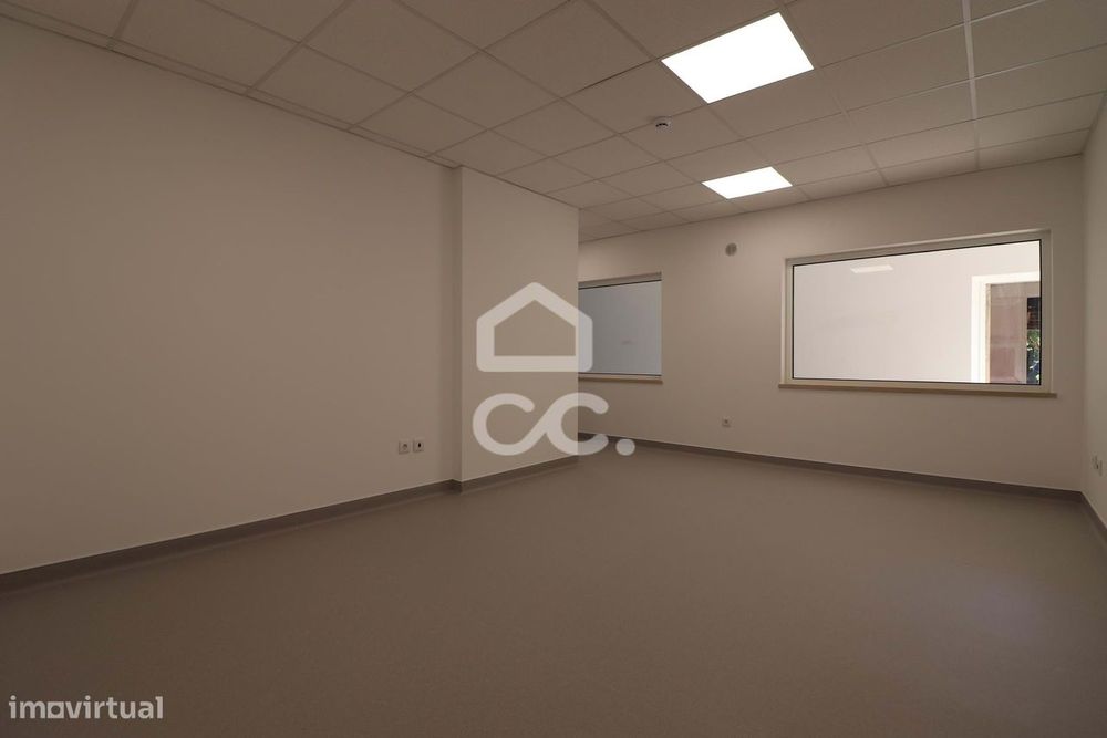 Loja nova, com montras e wc, para arrendamento no centro da Vila do Av