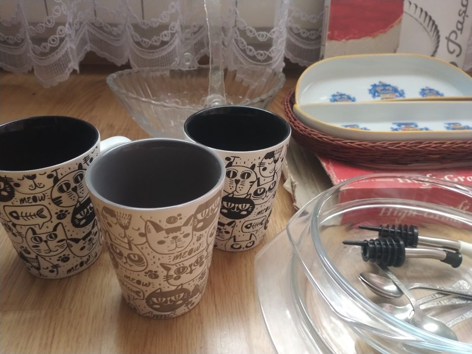 Тарелки блюдо ваза чашка конфетница салатница  сахарница тортовница