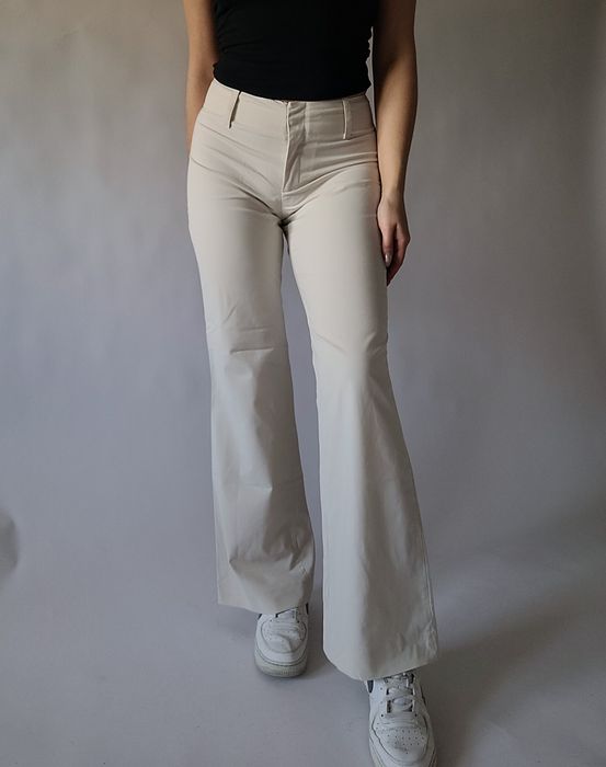 Kremowe spodnie dzwony flare bootcut niski stan biodrowki 34 XS