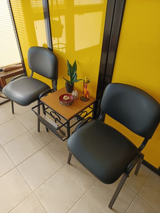 2 Cadeiras pretas ou amarelas em pele com mesa porta revistas