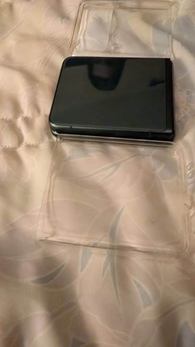 Vendo telemóvel marca Samsung Zflip 3 5G está como novo negócio em mão na minha ária de residência
