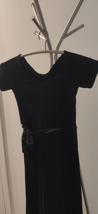 Vestido Guess, plissado, preto com aplicação de renda
