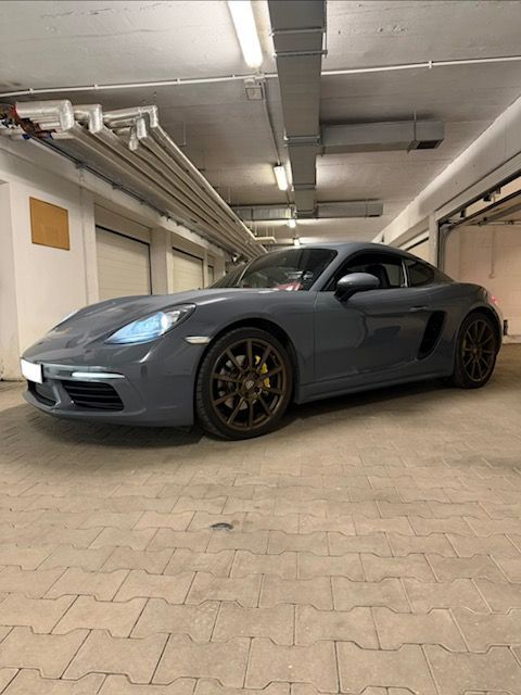 Porsche 718 Cayman Porsche 718 Cayman Coupe 300KM