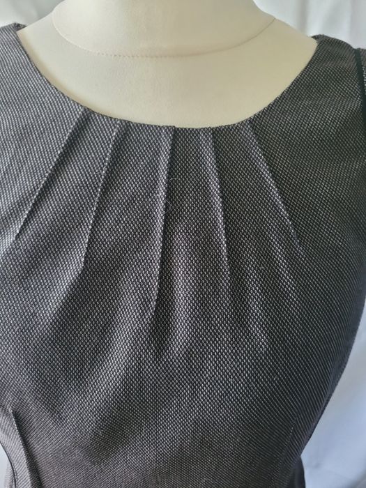 Sukienka biurowa, pięknie wykończona, rozm. 40-42