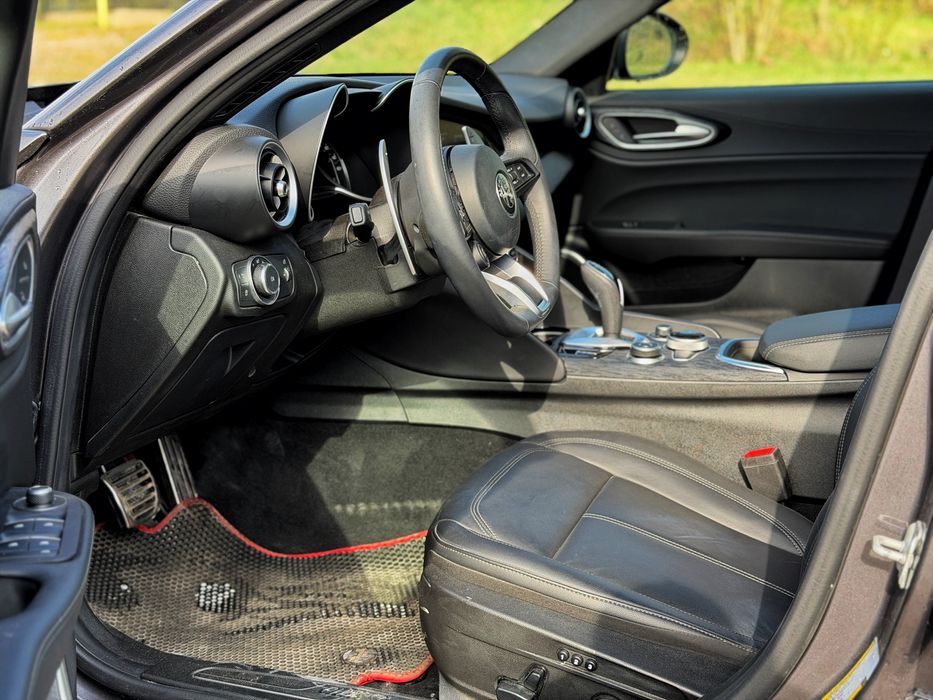 Alfa Romeo Giulia 2023 – stan jak nowy