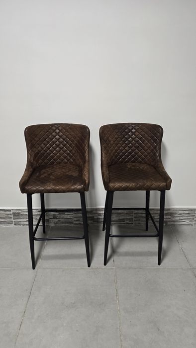 Mesa alta com 2 bancos