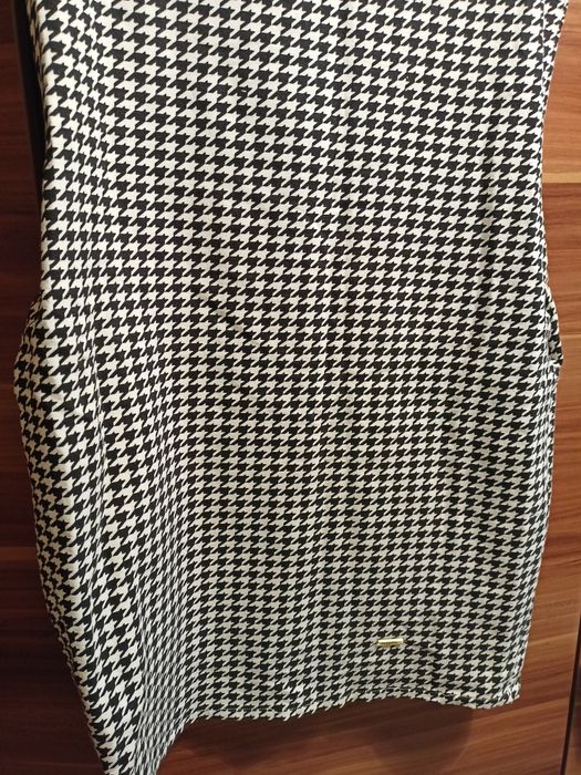 Elegancka sukienka w pepitkę kratkę 38 m