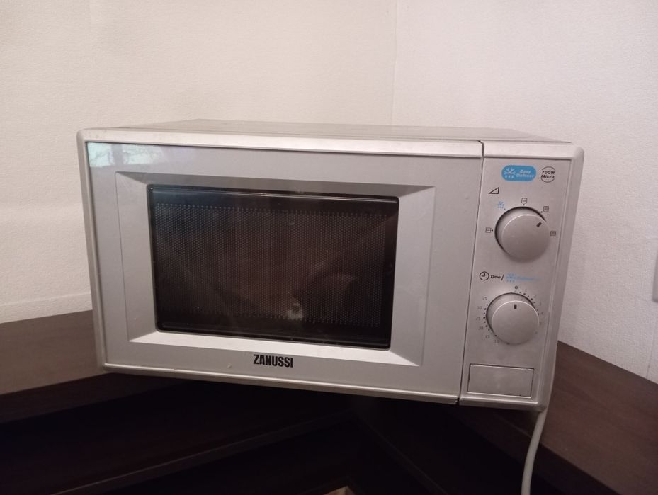 Микроволновая печь Zanussi ZFM20100SA (20 л, 700 Вт). Микроволновка.