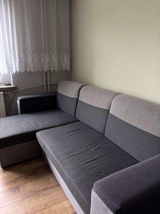Materiałowa kanapa