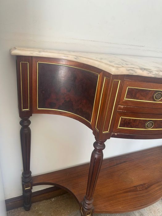Aparador com pedra em mármore elegante