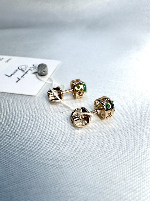 Золоті сережки пусети з діамантами та смарагдами