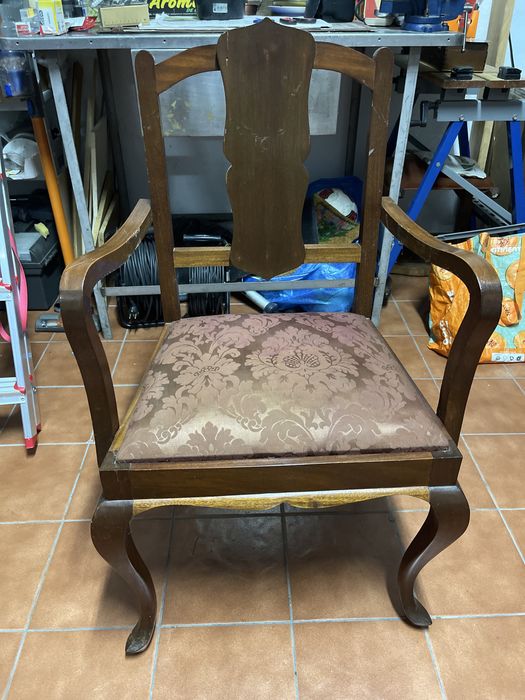 Cadeira de madeira com tecido