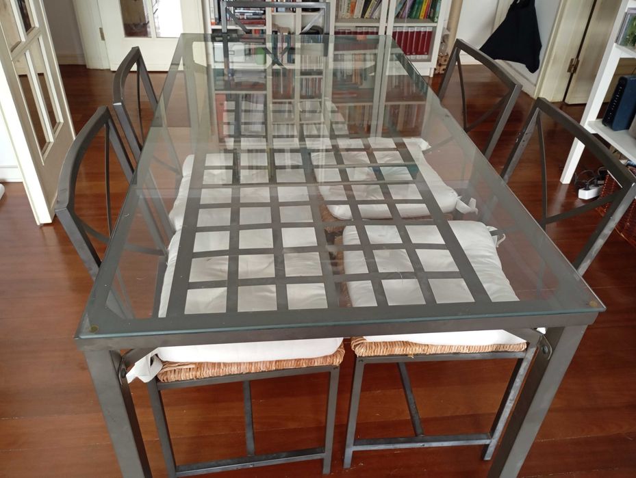 Mesa de Jantar e 6 Cadeiras com Almofadas – Excelente Oportunidade