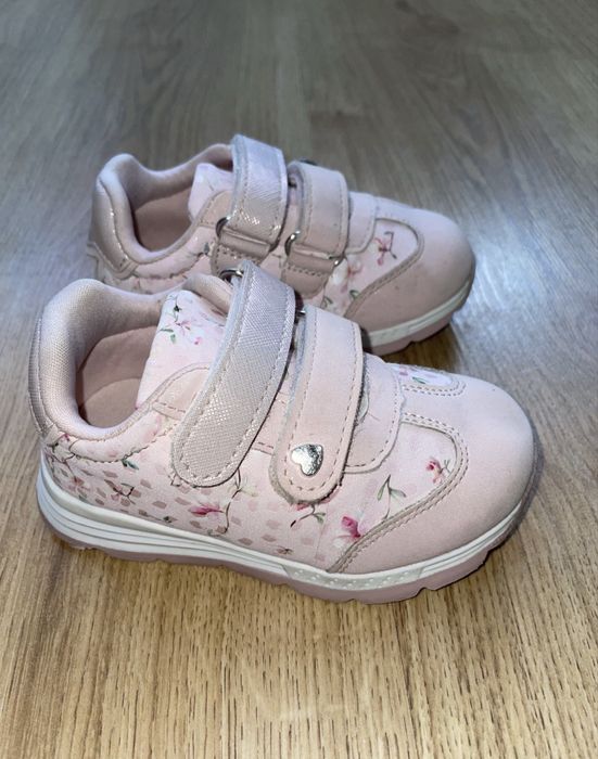 Дитячі кросівки на дівчинку