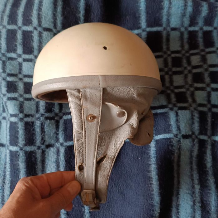 Duży Kask Orzeszek Nitron z szarą skórą z epoki PRL