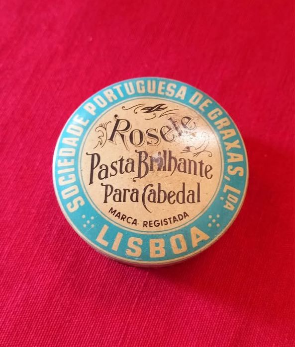 Lote de latas de graxa antigas.