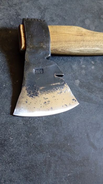 Ręcznie kuta siekiera 1kg / 50cm akacja