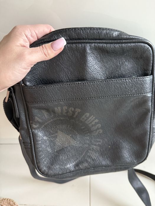 Torba na ramię GUESS listonoszka czarna skórzana zapinana na zamek