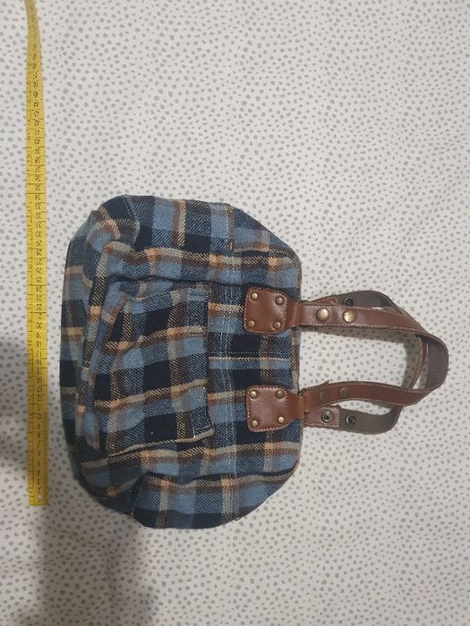 Mala de tecido aos quadrados.