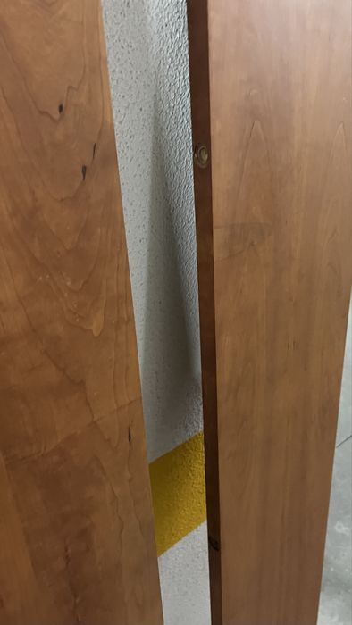 Prateleiras castanhas