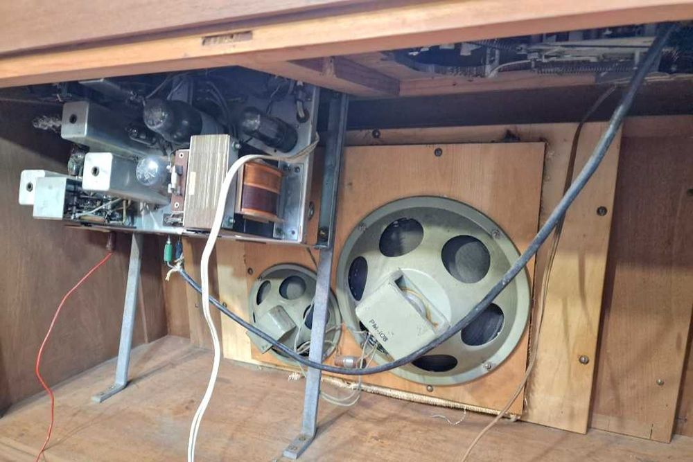 Móvel com rádio e gira discos EIA