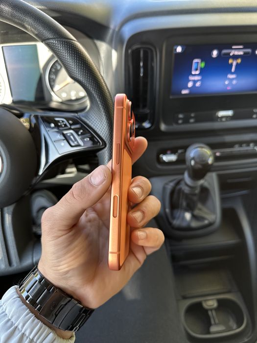 Практично новий Iphone 17pro cosmic orange
